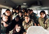 中東の紛争地の治安を守り続ける、女性のみの「ペシュメルガ女性部隊」彼女たちは紛争の中、食事を共にし、体を寄せ合って眠る...