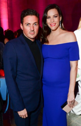 リヴ・タイラー、英エル・スタイル賞に婚約者と登場!