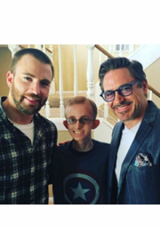 『アベンジャーズ』がん患者の少年を訪問