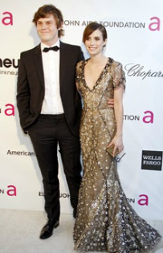 エヴァン・ピーターズとエマ・ロバーツ、再び婚約!