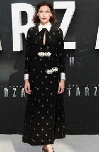 アレクサ・チャン、ネイビーブルーのセーターをコレクション