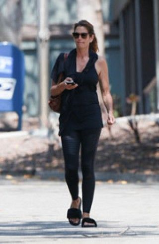 シンディ・クロフォード、ポールダンスで体型維持