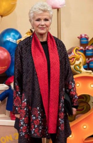 ジュリー・ウォルターズがデイムの称号を授与される