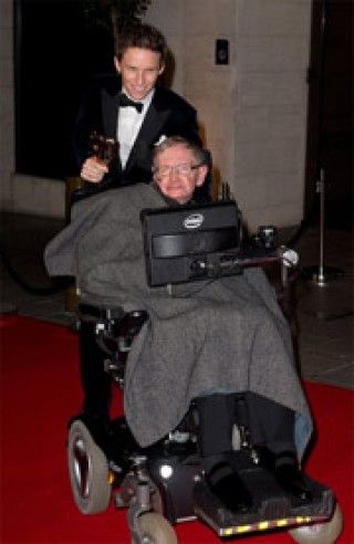 エディ・レッドメイン、スティーブン・ホーキング博士へ追悼メッセージを発表