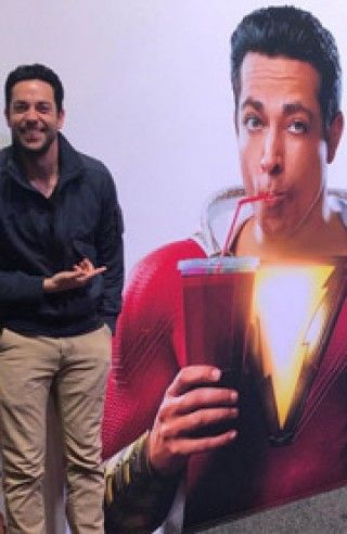 ザッカリー・リーヴァイ、『シャザム!』の衣装を公開