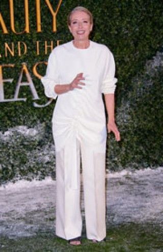 エマ・トンプソン、デイムの爵位を授与される