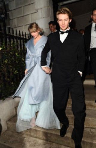 テイラー・スウィフト、ボーイフレンドと英国アカデミー賞に出席