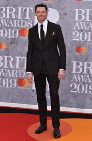 ヒュー・ジャックマン、闘病中のオリビア・ニュートン=ジョンに応援メッセージ
