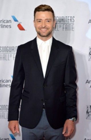 ジャスティン・ティンバーレイク、パリコレでお騒がせ男からタックルされる