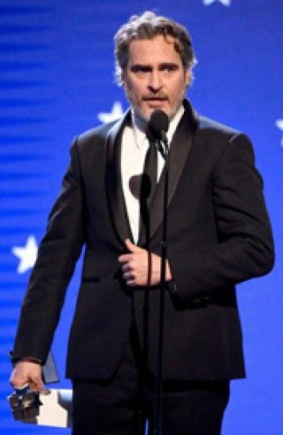 ホアキン・フェニックス、ジェーン・フォンダの気候変動デモで逮捕される