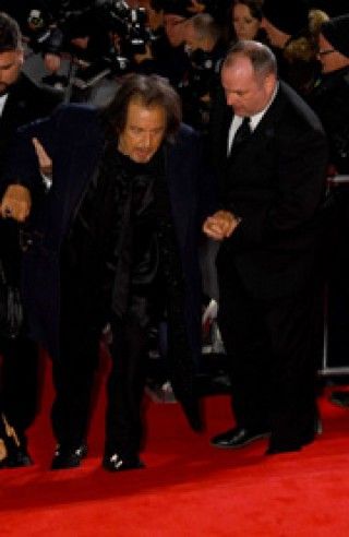 アル・パチーノ、英国アカデミー賞のレッドカーペットで転倒