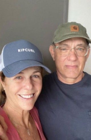 トム・ハンクス夫妻がアメリカに帰国