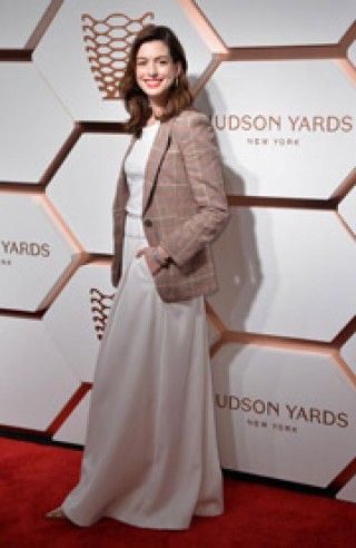 アン・ハサウェイ 、フランス風子育てを描いた映画に主演へ