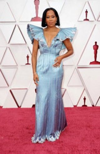 レジーナ・キング、アカデミー賞での豪華ドレスが話題に