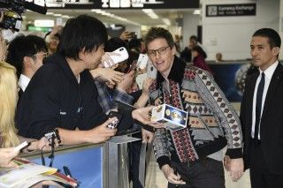 エディ・レッドメインらファンタビキャスト、成田到着！空港にファン歓喜の声３