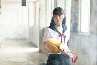 迫りくる”かれら”の脅威！めぐねぇの姿も！映画「がっこうぐらし!」場面写真解禁１