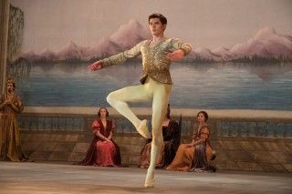5月公開『ホワイト・クロウ　伝説のダンサー』無名のルドルフ・ヌレエが魅了された美しいパリ風景とダンスに賭ける熱意１