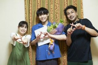 松村北斗＆森七菜、笑顔で撮影終了！『ライアー×ライアー』一足先にアップした松村からリモート激励のサプライズ