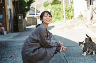 撮影現場の休憩時間を大公開！吉岡里帆が犬と戯れる癒しの写真を解禁『泣く子はいねぇが』１