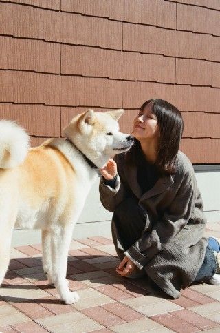 撮影現場の休憩時間を大公開！吉岡里帆が犬と戯れる癒しの写真を解禁『泣く子はいねぇが』３