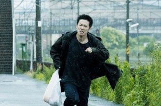 鋭い目つき、険しい表情…佐藤健が短髪で容疑者役を熱演『護られなかった者たちへ』場面写真解禁３