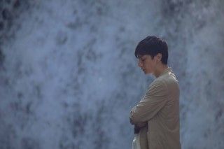 「水とは何なのか?」突きつける強烈なシーン 豪爆の滝の前に佇む生田斗真『渇水』場面写真解禁１