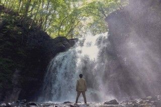 「水とは何なのか?」突きつける強烈なシーン 豪爆の滝の前に佇む生田斗真『渇水』場面写真解禁２