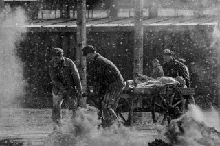 仲間たちの死体の山の隣で強制収容所の残酷な仕打ちをとらえた本編映像解禁『アウシュヴィッツの生還者』２