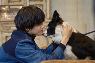 平泉成&佐野晶哉(Aぇ! group)、犬の「吾郎さん」にメロメロ！『明日を綴る写真館』場面写真、メイキング写真解禁１