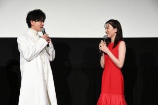 “細胞”ツリーの前で記念撮影！永野芽郁、佐藤健のエール交換に会場大熱狂『はたらく細胞』メガヒット！記念舞台挨拶２