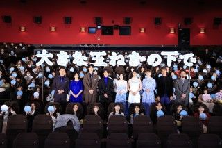 神尾楓珠&桜田ひより、映画の初お披露目に感無量！asmiによる主題歌の生披露も『大きな玉ねぎの下で』完成披露舞台挨拶１