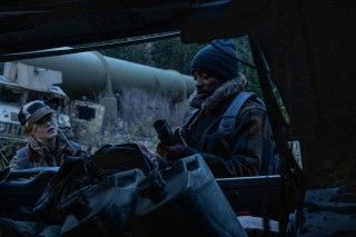 『エレベーション 絶滅ライン』本予告・場面写真解禁―人類絶滅寸前の世界で息子を救うため奮闘する２