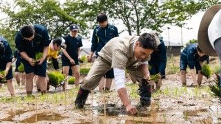 市原隼人がサプライズ登場！田んぼアート“描かれる本人”が田植え『おいしい給食 炎の修学旅行』１