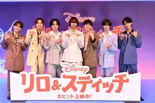 Travis Japanが80年代風の衣装とネオン輝く特別ステージで『リロ＆スティッチ』エンドソングを歌唱！１