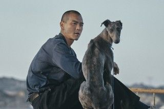 8/26は国際犬の日！“野良犬同士”の奇妙な絆『ブラックドッグ』エディ・ポンと黒い犬の場面写真解禁