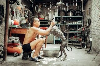 8/26は国際犬の日！“野良犬同士”の奇妙な絆『ブラックドッグ』エディ・ポンと黒い犬の場面写真解禁３
