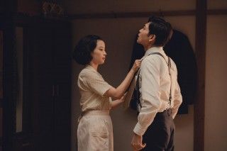 蝉しぐれが聞こえる団地で、朝食のひと時を過ごす悦子（広瀬すず）と二郎（松下洸平）『遠い山なみの光』本編映像解禁１
