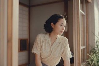 蝉しぐれが聞こえる団地で、朝食のひと時を過ごす悦子（広瀬すず）と二郎（松下洸平）『遠い山なみの光』本編映像解禁２
