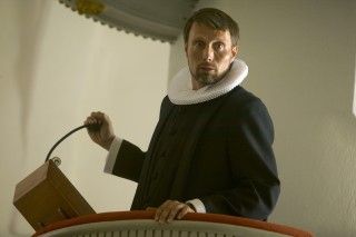 マッツ・ミケルセンが型破りな牧師を演じる！『アダムズ・アップル』場面カット＆メイキングカット解禁１