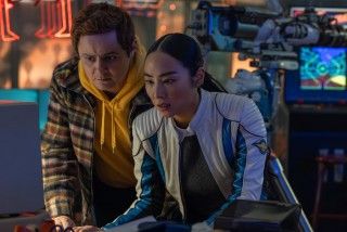 『トロン：アレス』本編クリップ解禁 赤いネオン輝くライトサイクルが現実世界を縦横無尽に駆け抜ける―！２