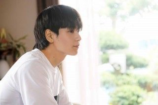 映画『富士山と、コーヒーと、しあわせの数式』豆原一成(JO1)演じる拓磨の転機となる出会いを映し出す本編シーン解禁！映画オフィシャルグッズの発売も決定!
１