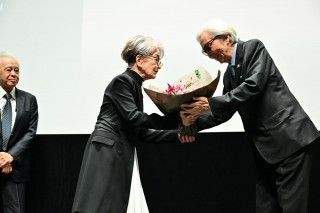 倍賞千恵子、木村拓哉から山田洋次へ花束贈呈＆熱いハグ！『TOKYOタクシー』第38回東京国際映画祭舞台挨拶３