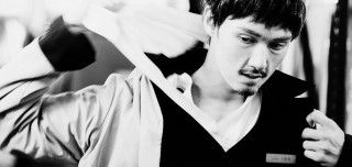 SEVENTEENのジュンが老人に?!『シャドウズ・エッジ』華麗な変装で警察を翻弄する本編シーン解禁２