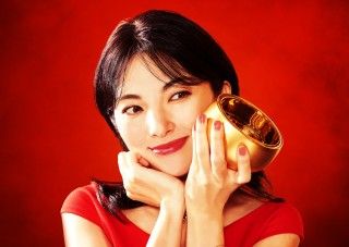 窓から脱出する田中麗奈、真っ赤なシャツの森崎ウィン『黄金泥棒』場面写真19点一挙解禁３