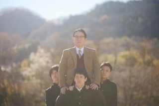 教育か、支配か―ピエール瀧が校庭で生徒の騎馬に君臨する『NEW GROUP』“謎の校長”場面写真解禁１