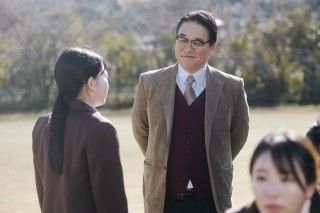 教育か、支配か―ピエール瀧が校庭で生徒の騎馬に君臨する『NEW GROUP』“謎の校長”場面写真解禁２