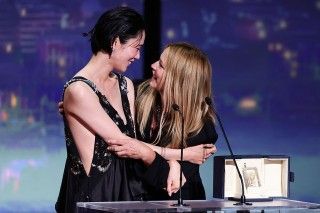 カンヌ国際映画祭 最優秀女優賞にヴィルジニー・エフィラと岡本多緒がW受賞『急に具合が悪くなる』