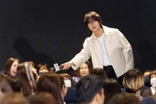 山下智久がマイクランナーとして客席へ！『正直不動産』大ヒット開店御礼!!〈福岡・大阪出張〉舞台挨拶２