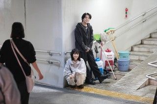 『時給三〇〇円の死神』西畑大吾＆福本莉子“死神バディ”メイキング写真解禁！渋谷凪咲と３人で関西つながりも２