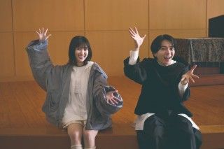 『時給三〇〇円の死神』西畑大吾＆福本莉子“死神バディ”メイキング写真解禁！渋谷凪咲と３人で関西つながりも３